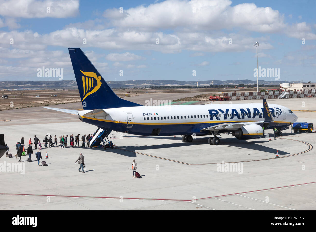 Ryanair-Flugzeug einsteigen auf dem Laufsteg der internationalen Flughafen Zaragoza Stockfoto