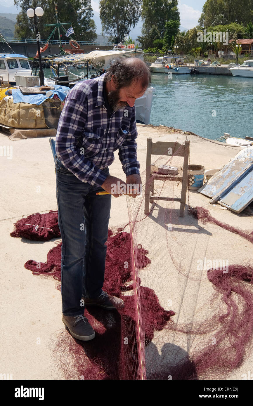 Kretische Fischer ausbessern Netze am Kai in Georgioupolis Kreta Griechenland Stockfoto