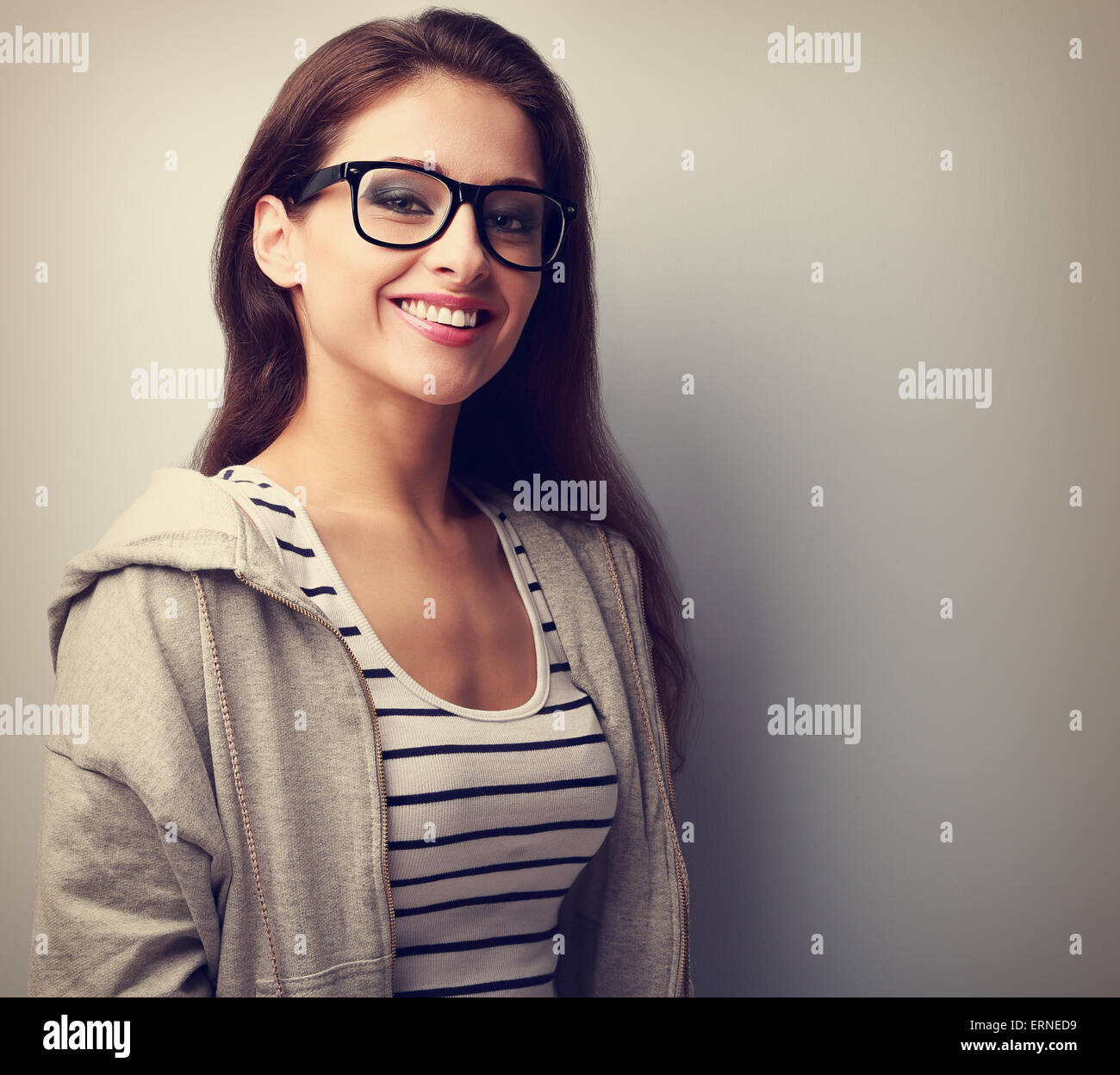 Junge frau mit brille -Fotos und -Bildmaterial in hoher Auflösung – Alamy