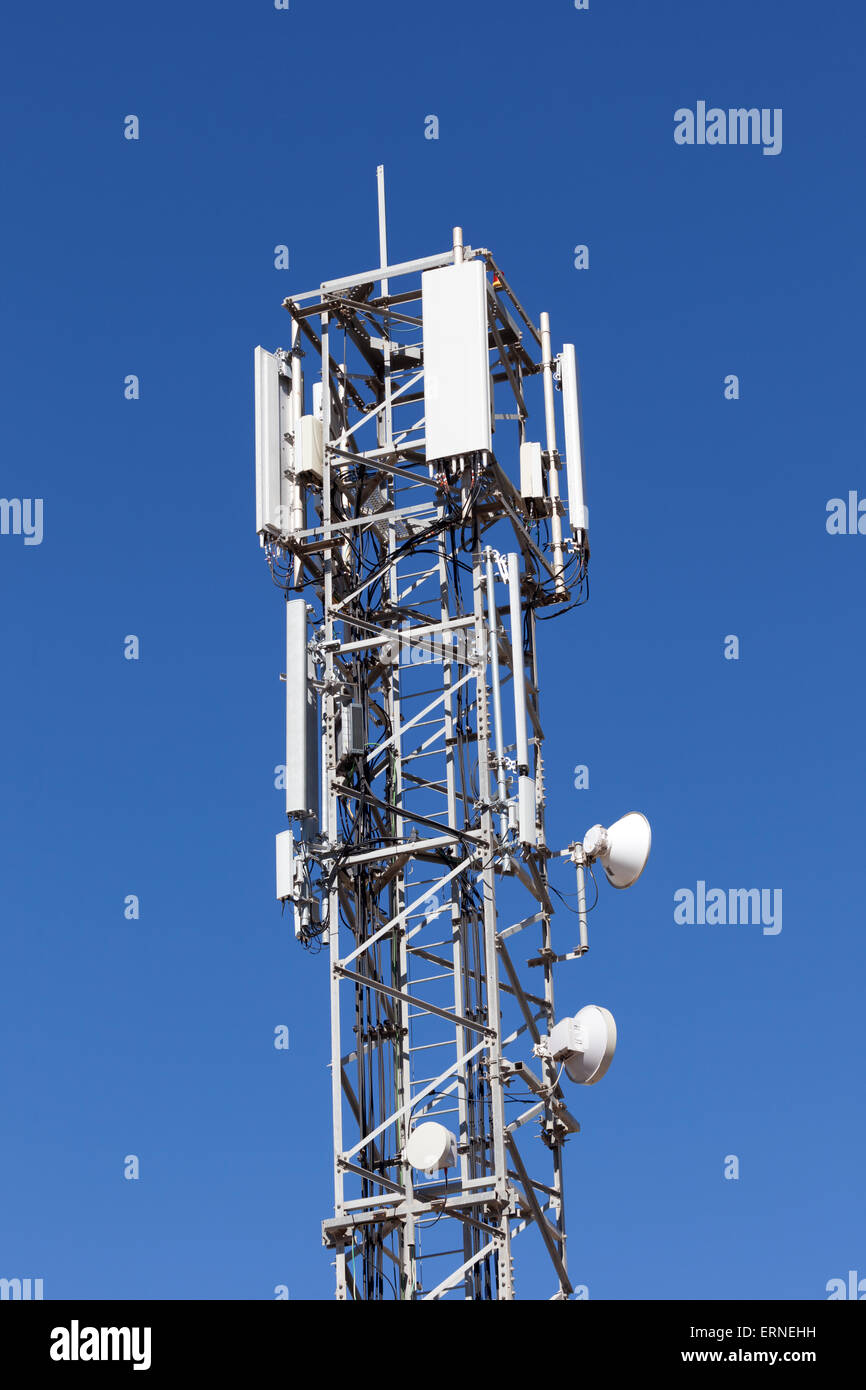 Sendeturm mit Mobilfunknetz Antennen Stockfoto