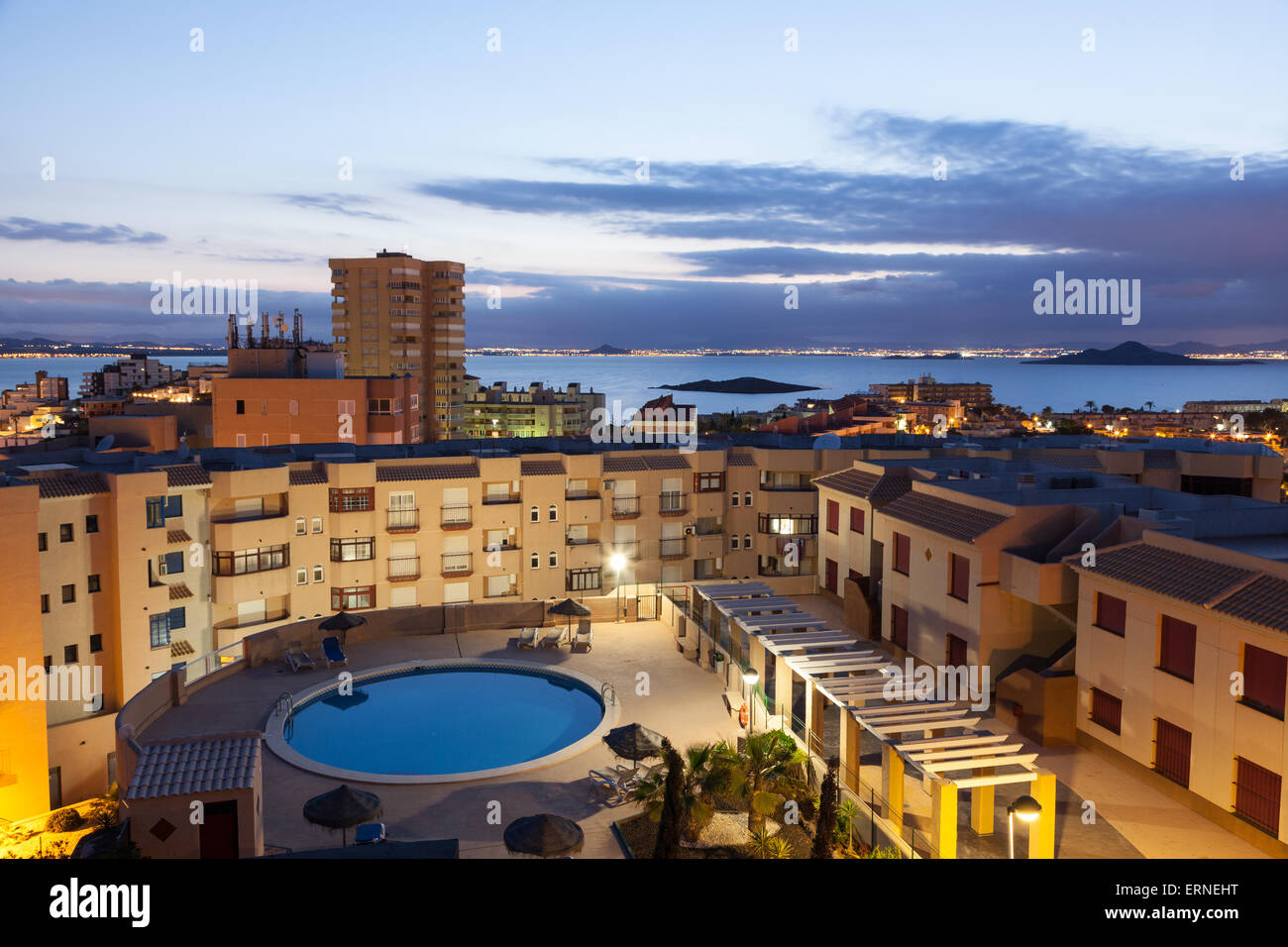 Wohnhäuser mit Pool in La Manga, Murcia, Spanien Stockfoto