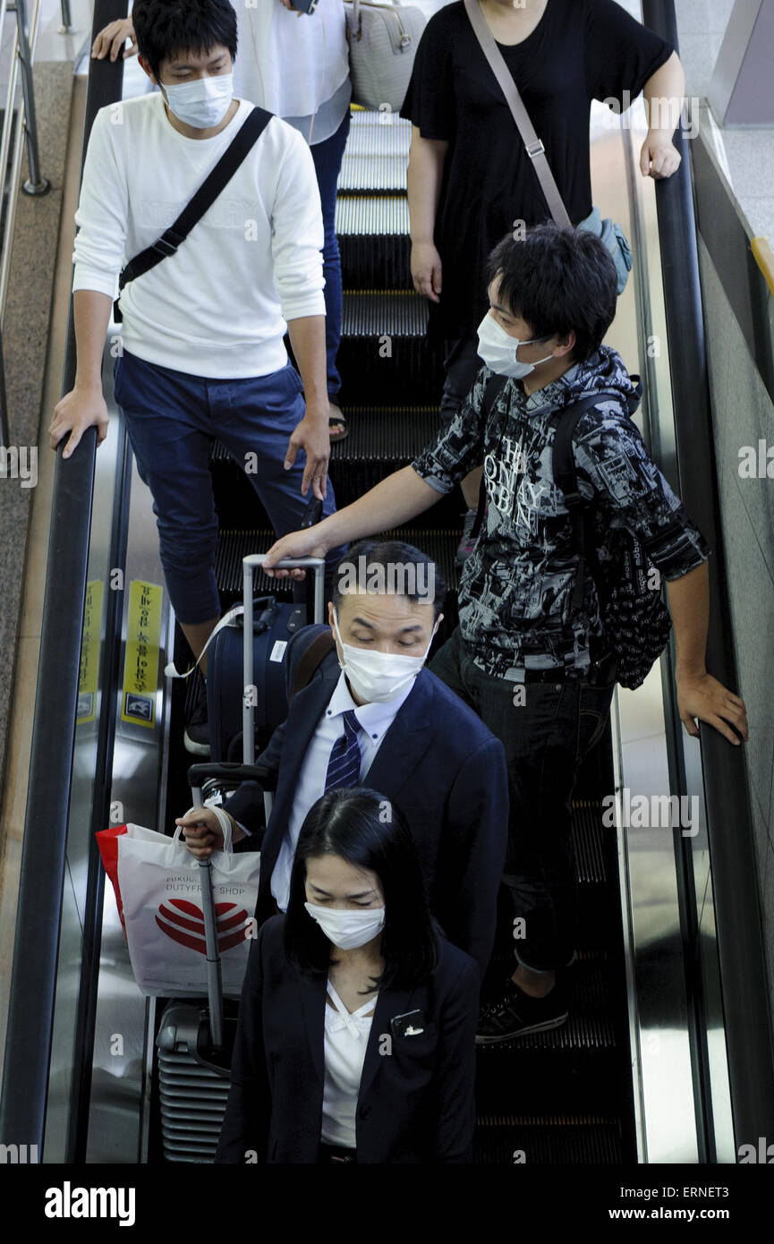 Busan, Südkorea. 4. Juni 2015. Menschen tragen Schutzmasken an einem Bahnhof in Busan, Südkorea. Am Donnerstag kündigte das Ministerium für Gesundheit und Soziales fünf neue Fälle des Nahen Osten respiratorische Syndrom (MERS), womit die Gesamtzahl der gemeldeten Fälle im Land bis 35, mit zwei Todesfälle. Mehr als 1.600 Menschen potenziell dem Virus ausgesetzt sind isoliert. © Ben Weller/ZUMA Wire/ZUMAPRESS.com/Alamy Live-Nachrichten Stockfoto