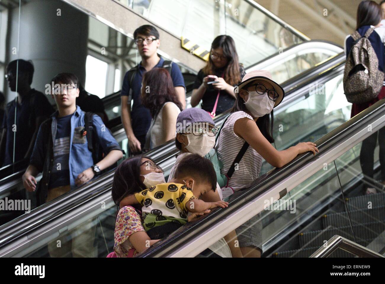 Busan, Südkorea. 4. Juni 2015. Menschen tragen Schutzmasken in Gimhae International Airport in Busan, Südkorea. Am Donnerstag kündigte das Ministerium für Gesundheit und Soziales fünf neue Fälle des Nahen Osten respiratorische Syndrom (MERS), womit die Gesamtzahl der gemeldeten Fälle im Land bis 35, mit zwei Todesfälle. Mehr als 1.600 Menschen potenziell dem Virus ausgesetzt sind isoliert. © Ben Weller/ZUMA Wire/ZUMAPRESS.com/Alamy Live-Nachrichten Stockfoto