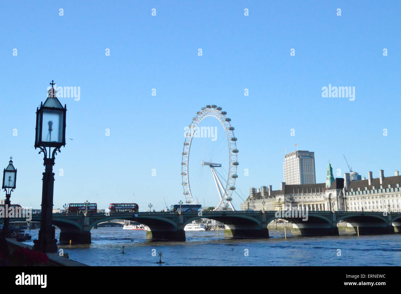 London, UK. 4. Juni 2015. Westminster Bridge, die Themse mit alte Straßenlaterne und London Eye, Vereinigtes Königreich: Adina Tovy/Alamy Live News Stockfoto