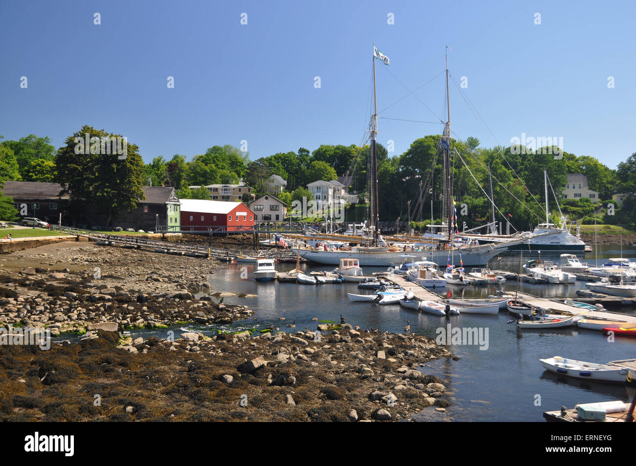 Boote am Camden Harbor, Maine, USA, im Sommer Stockfoto