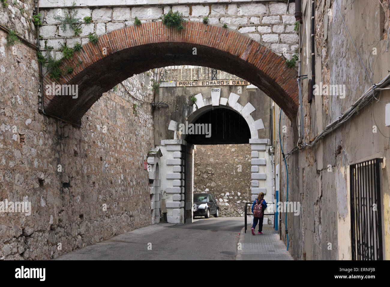 Prince Edward's Gate ist ein Stadttor an der Einfahrt zur Prince Edward's Road in Gibraltar. Sie durchschneidet die Karl-V.-Mauer, eine Befestigungsanlage aus dem 16. Jahrhundert Stockfoto