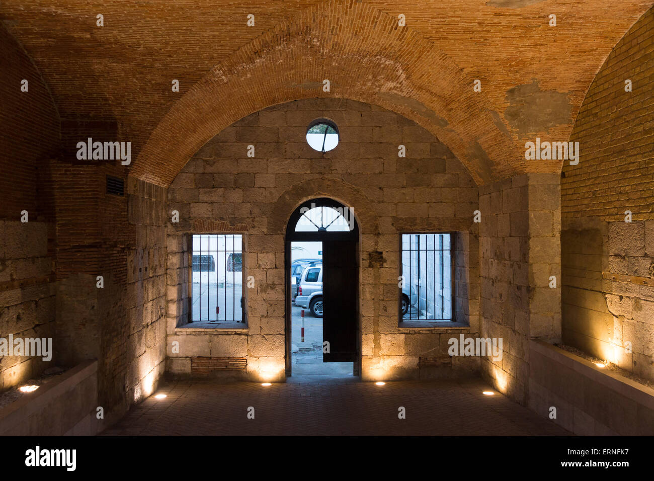 Im Inneren der linken Bastion der Wellington Front an der Queensway Road befinden sich Überreste der historischen Verteidigungsmauern von Gibraltar und des Wandvorhangs. Gibraltar Stockfoto