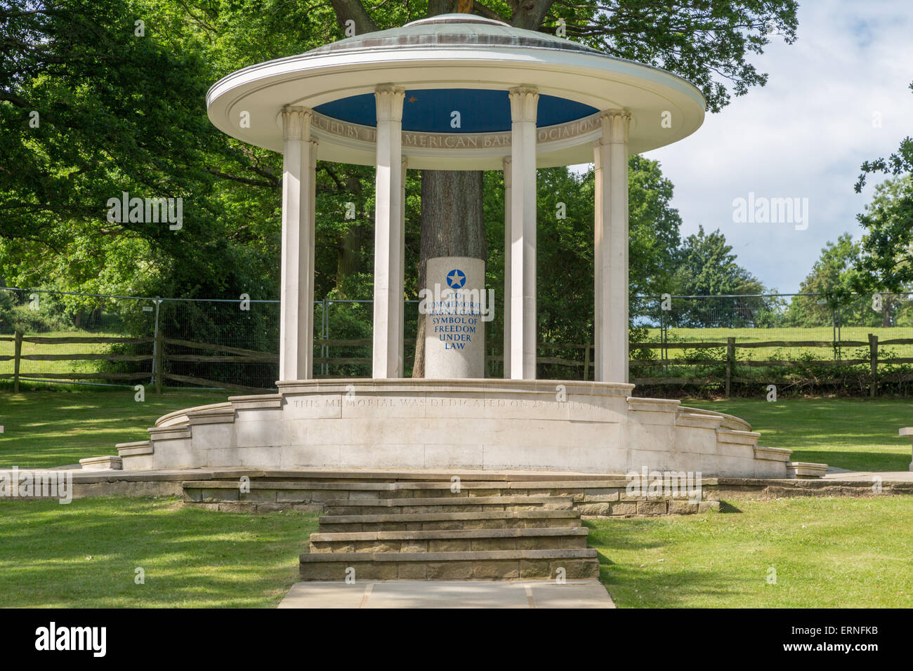 Die Magna Carta-Denkmal in Runnymede, gebaut von der American Bar Association zu gedenken das Symbol der Freiheit nach Recht. Stockfoto