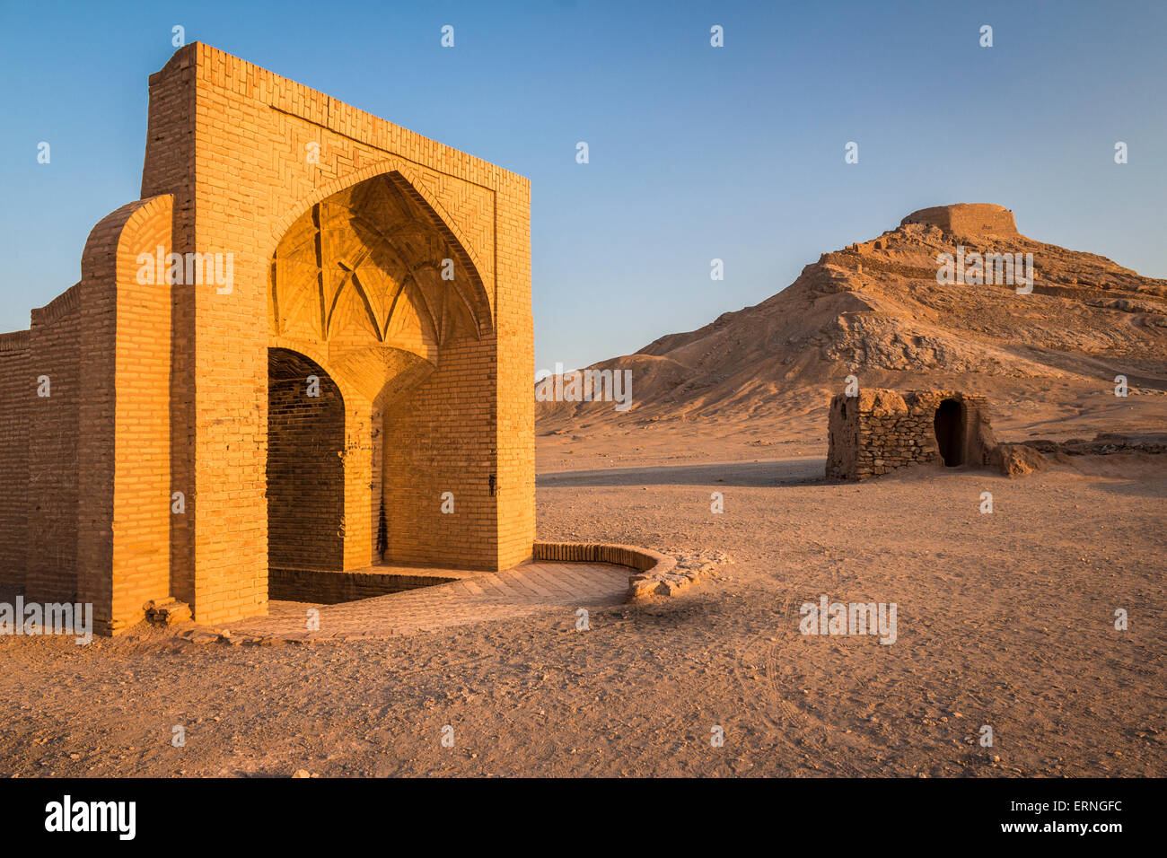 Website der zoroastrischen Tower of Silence in Yazd, Iran bei Sonnenuntergang Stockfoto