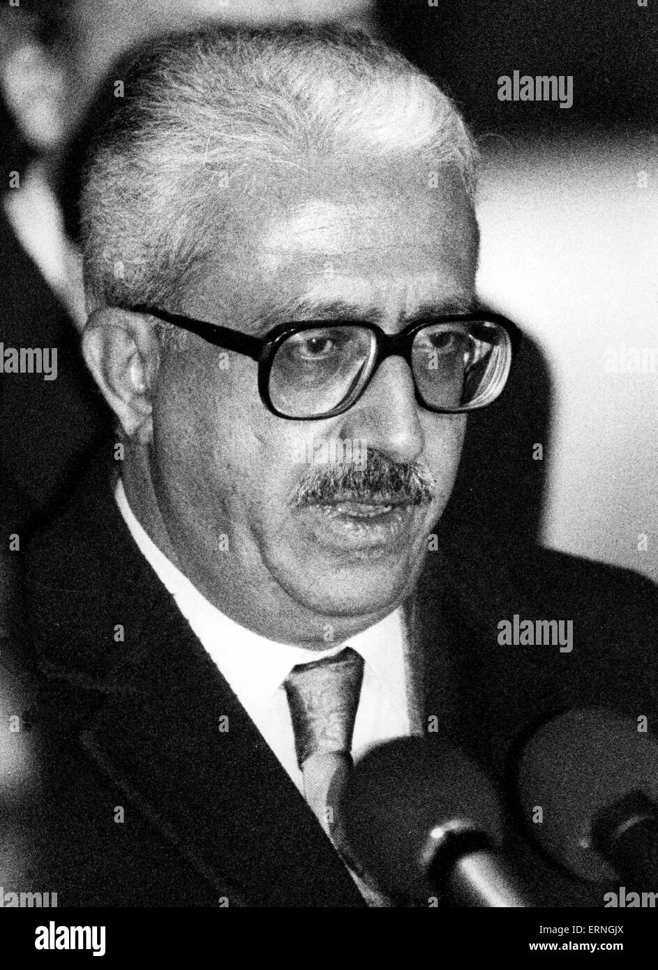 5. Juni 2015 - Tariq Aziz, Saddam Husseins Vizepremierminister und enger Berater hat starb in einem Krankenhaus in Nasiriyah. Er galt als 79. Bild: 9. Januar 1991 - Genf, Schweiz, irakischen Außenminister TARIQ AZIZ in Genf zu Gesprächen über Golfkrise. (Kredit-Bild: © Keystone Presseagentur/Keystone USA über ZUMAPRESS.com) Stockfoto