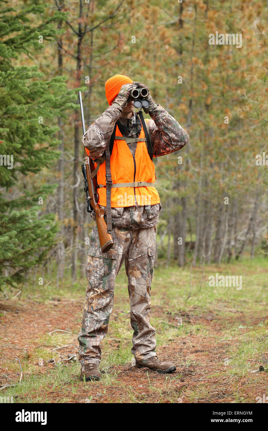 Erwachsene Hirsche Jäger Blick durch ein Fernglas Stockfoto