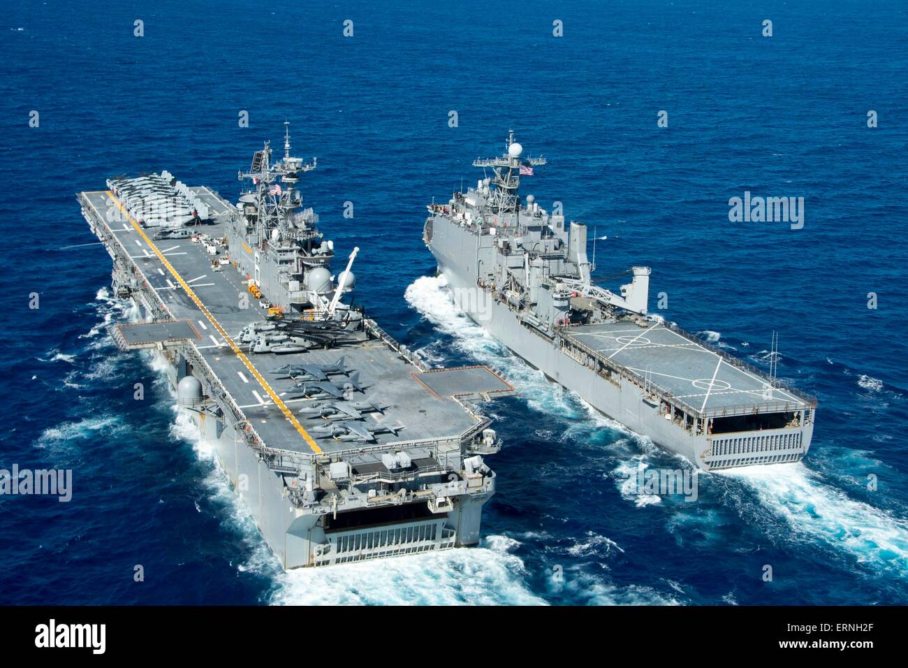 US Navy amphibischer Angriff Schiff USS Bonhomme Richard und USS Ashland Manöver durchzuführen einen Nachschub auf dem Meer 5. Juni 2015 in das Ostchinesische Meer. Stockfoto