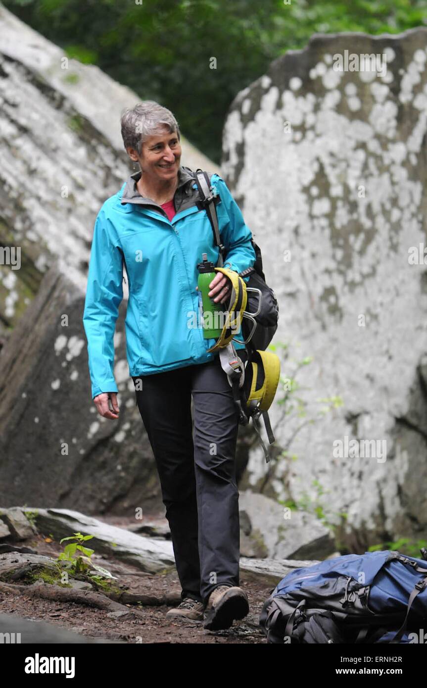 UNS Innenminister Sally Jewell versucht hier zu klettern, die zur Unterstützung von Präsident Obama jedes Kind in einem Park-Initiative 4. Juni 2015 in Carderock, Maryland. Jewell trat renommierten Rock Climber Tommy Caldwell vierten Klasse Schüler für einen Vormittag von outdoor-Aktivitäten im Bereich Carderock C & O Canal National Historical Park. Stockfoto