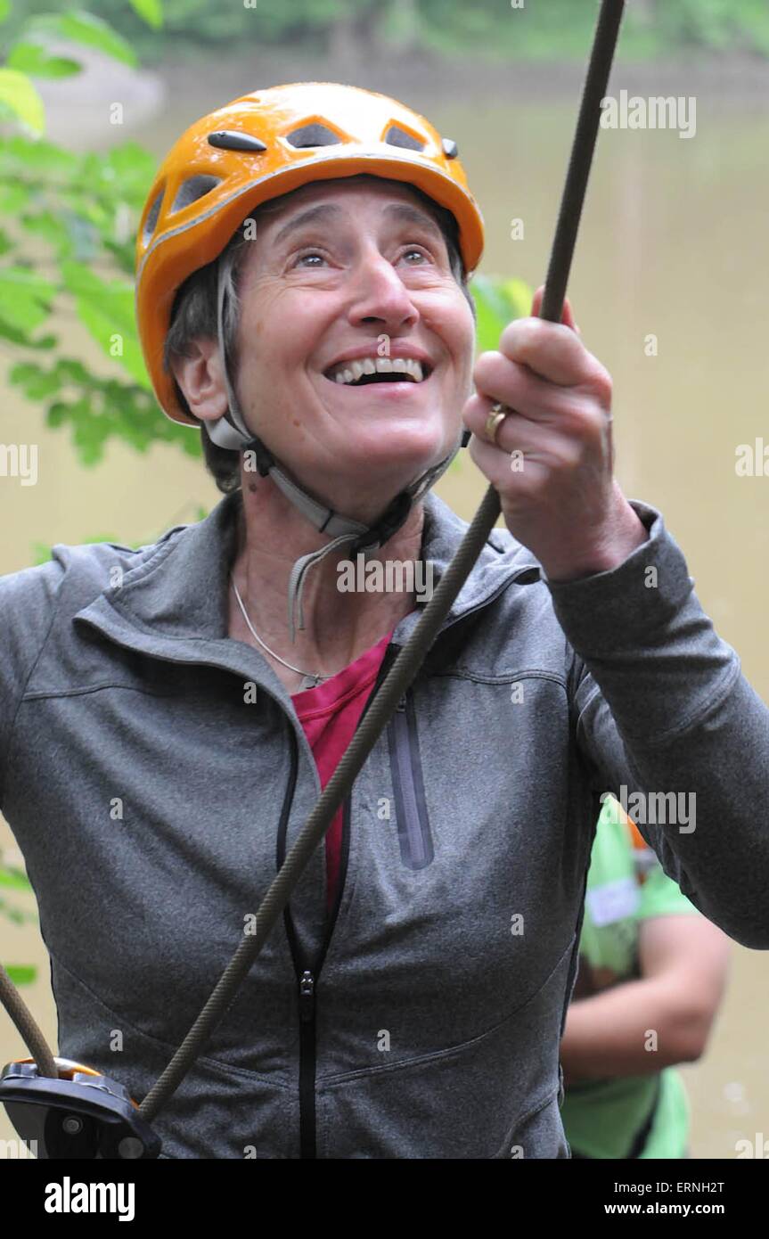 UNS Innenminister Sally Jewell versucht hier zu klettern, die zur Unterstützung von Präsident Obama jedes Kind in einem Park-Initiative 4. Juni 2015 in Carderock, Maryland. Jewell trat renommierten Rock Climber Tommy Caldwell vierten Klasse Schüler für einen Vormittag von outdoor-Aktivitäten im Bereich Carderock C & O Canal National Historical Park. Stockfoto