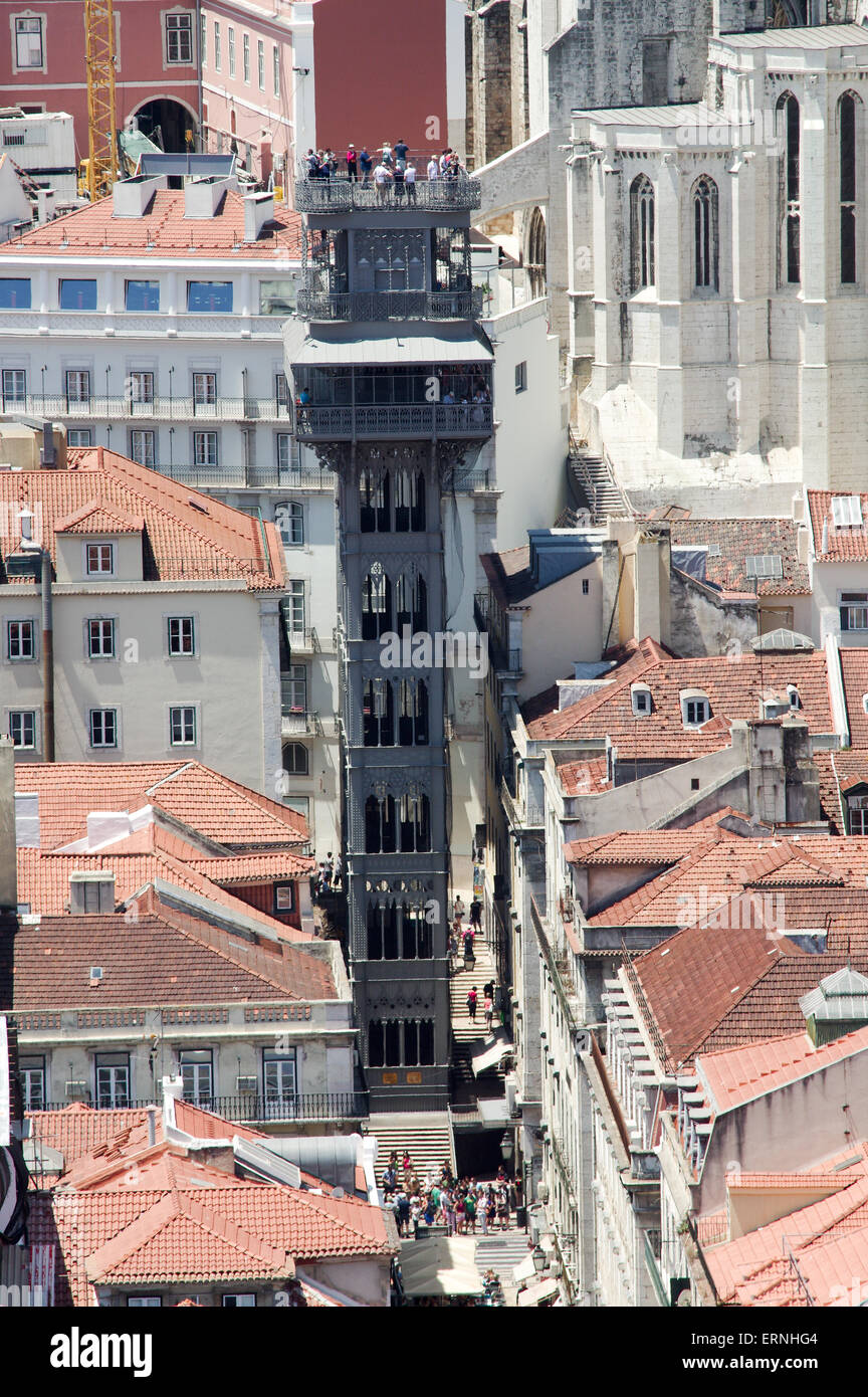 Lissabon von oben: Ansicht der Elevador de Santa Justa von Castelo de São Jorge Stockfoto