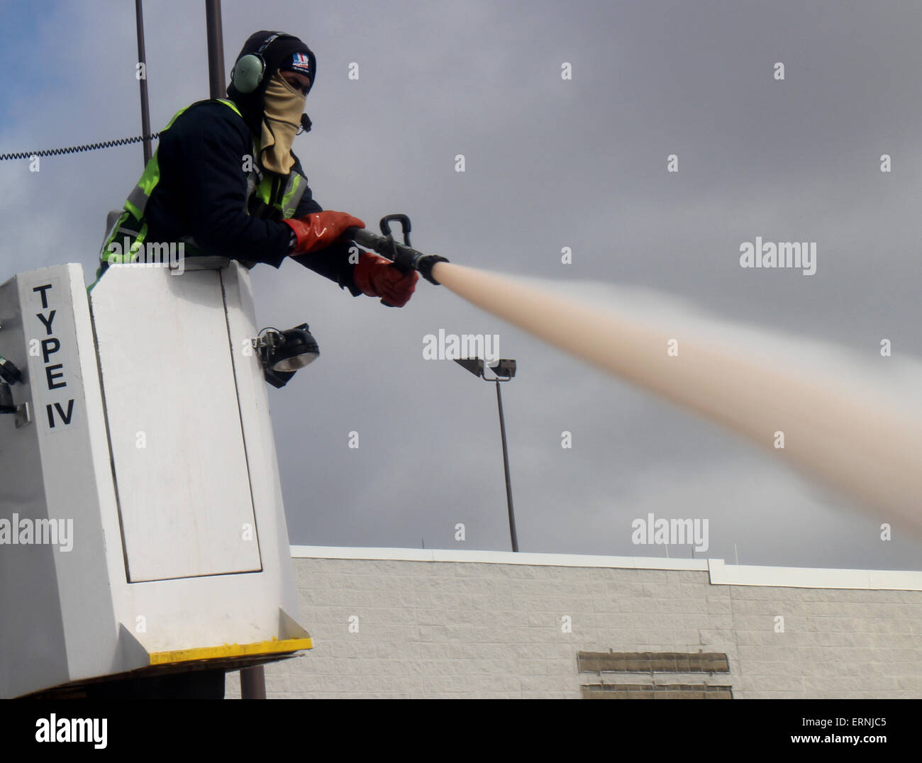 Arbeiter, die Enteisung Verkehrsflugzeug Flügel Cincinnati Ohio Stockfoto