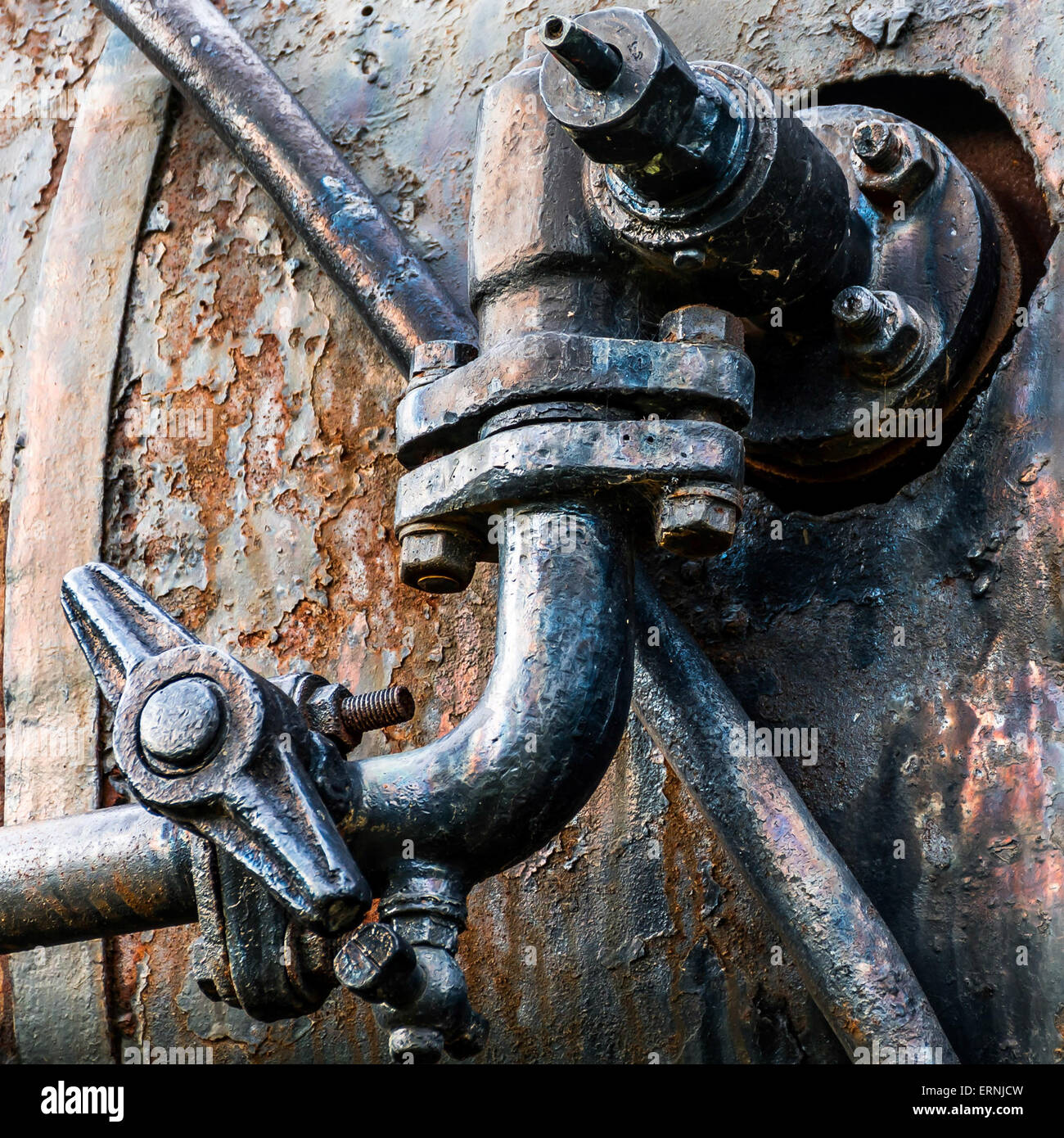 Rusty Pipe auf Wellpappe Metall / ausgezeichnete Kulisse Stockfoto