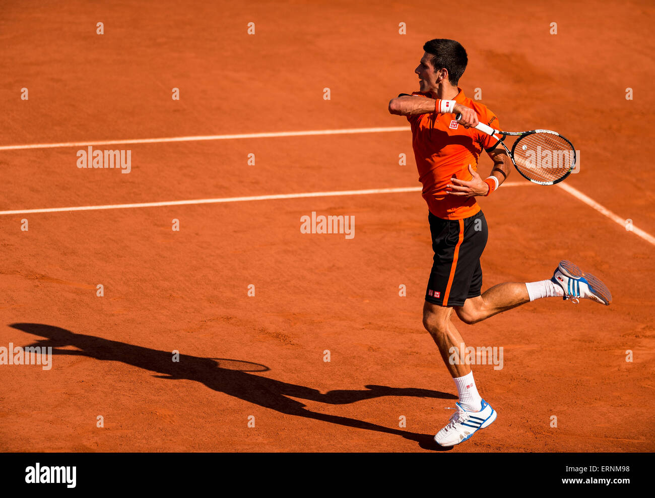 Paris, Frankreich. 5. Juni 2015. Roland Garros French Open. Novak Djokovic Serbien in Aktion während seines Herren Einzel Spieltag gegen Andy Murray von Großbritannien auf dreizehn der 2015 französische Open 2015 in Paris, Frankreich. Spiel wurde im 4. Satz mit beim Stand von 3: 3 ausgesetzt und Djokovic gewann 2 auf 1 festgelegt. Bildnachweis: Aktion Plus Sport/Alamy Live-Nachrichten Stockfoto