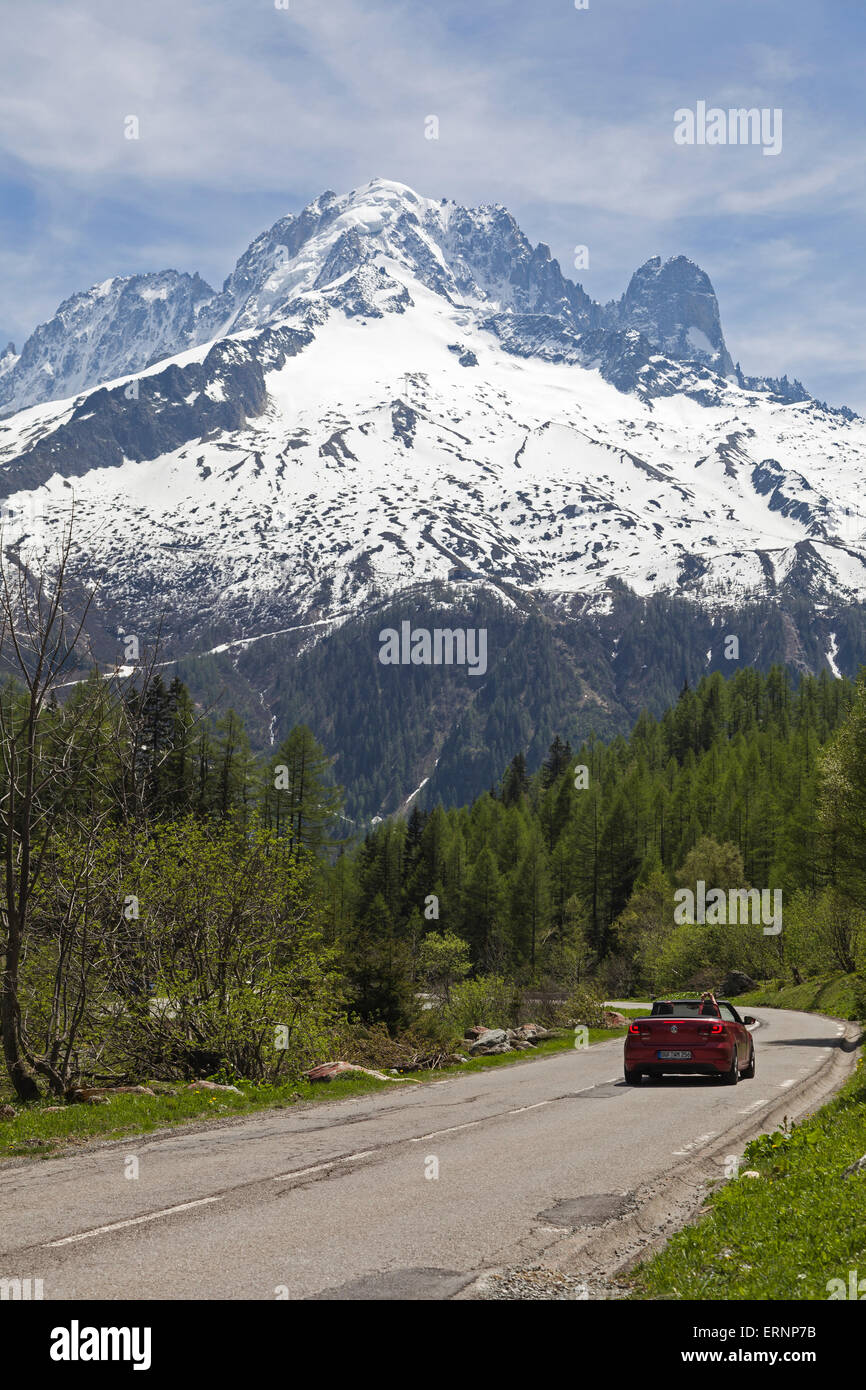 Straße in Richtung Chamonix mit der Aiguille Verte und Petit Dru im Hintergrund, Mont-Blanc-Massiv, Haute-Savoie, Frankreich Stockfoto