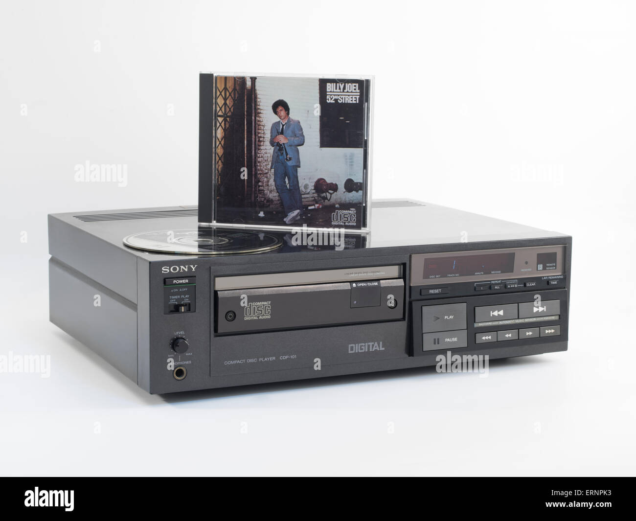Sony CDP-101, weltweit erste kommerziell veröffentlichte CD-Spieler. Billy Joels 52nd Street.  beide veröffentlicht Oktober 1982 Stockfoto