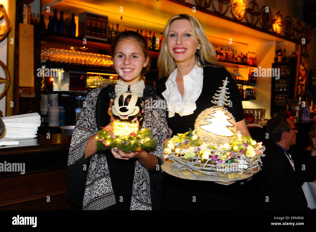 Charity Auktion Verkauf von handgefertigten Kugeln bei Bachmaier Hofbraeuhaus.  Mitwirkende: Sabine Piller, Tochter wo: München, wenn: 1. Dezember 2014 Kredit: Franco Gulotta/WENN.com Stockfoto