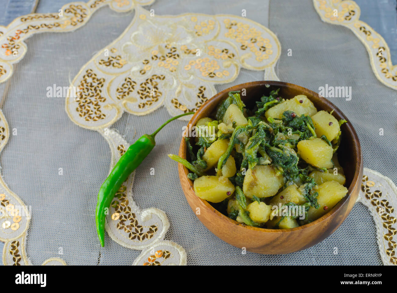 gesunden Spinat gekocht mit gewürfelten Kartoffeln, Senf und Gewürze Stockfoto