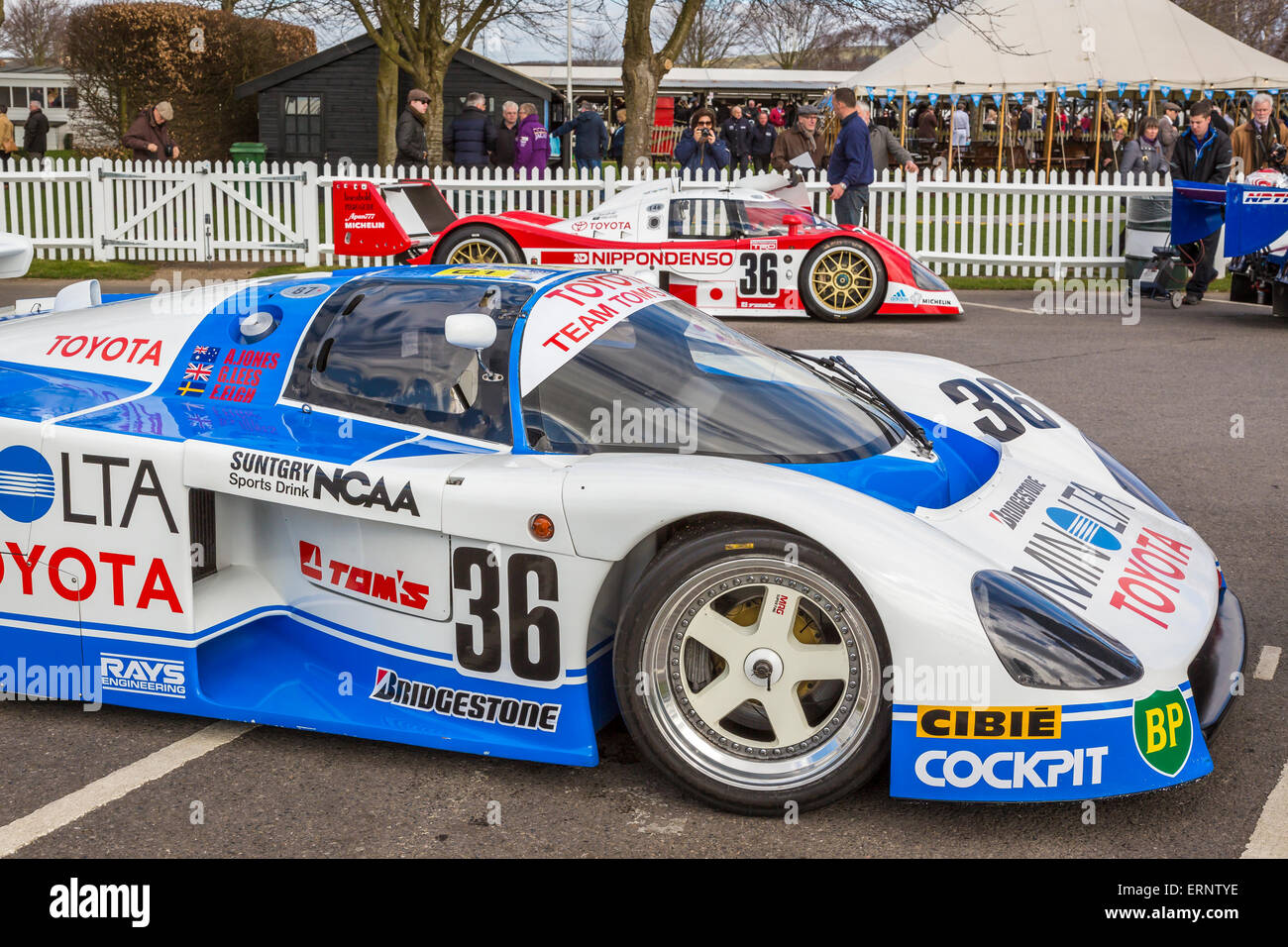 87C und 1992 Toyota TS010 1987 im Fahrerlager bei der 73. Goodwood Mitgliederversammlung, Sussex, UK. Stockfoto