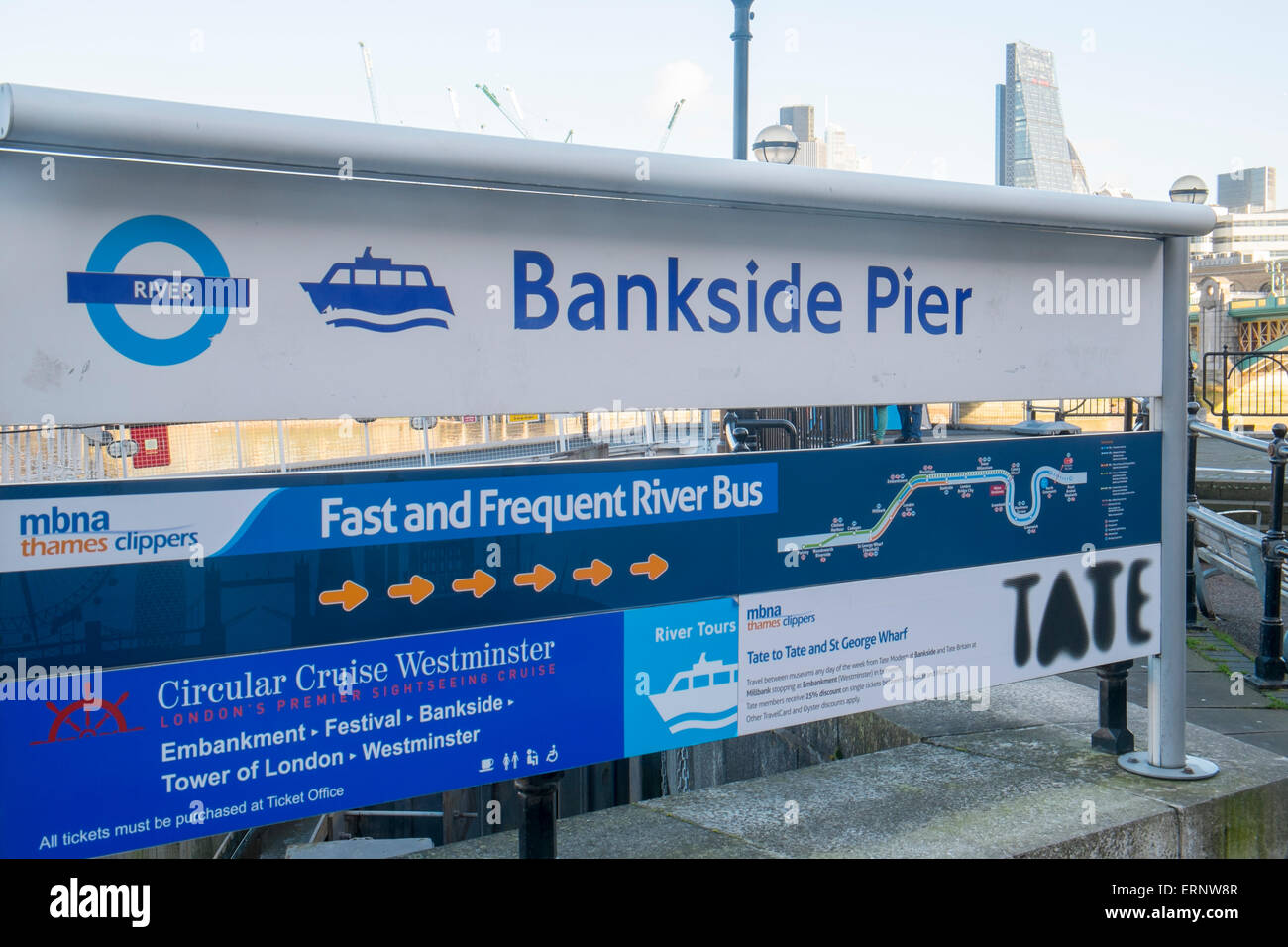 Bankside Pier für die London River Bus, Southbank London, England Stockfoto