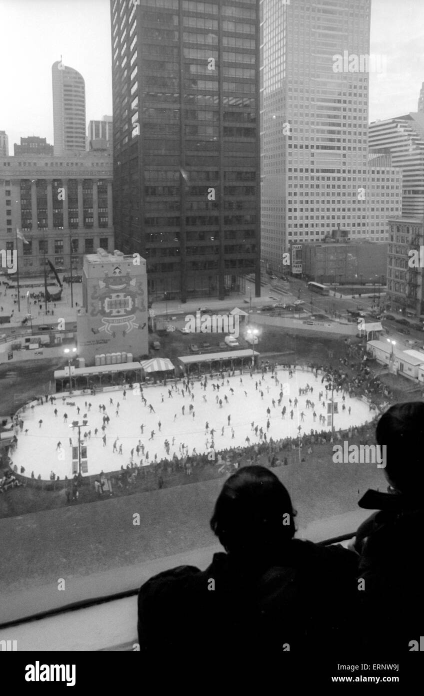 Chicago, IL, 14. Dezember 1996: zwei Kinder beobachten die Eisbahn in der Innenstadt von Chicago aus einem Fenster des Marshall Fields Kaufhaus. Stockfoto