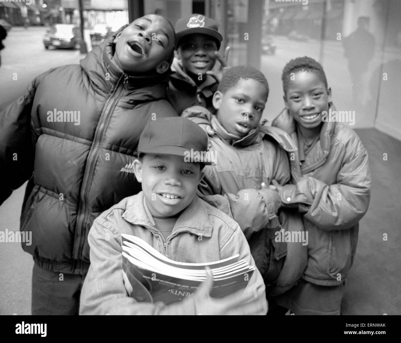 Chicago, IL, 21. April 1997: Papier Lieferung Jungs auf Washington Ave. Stockfoto