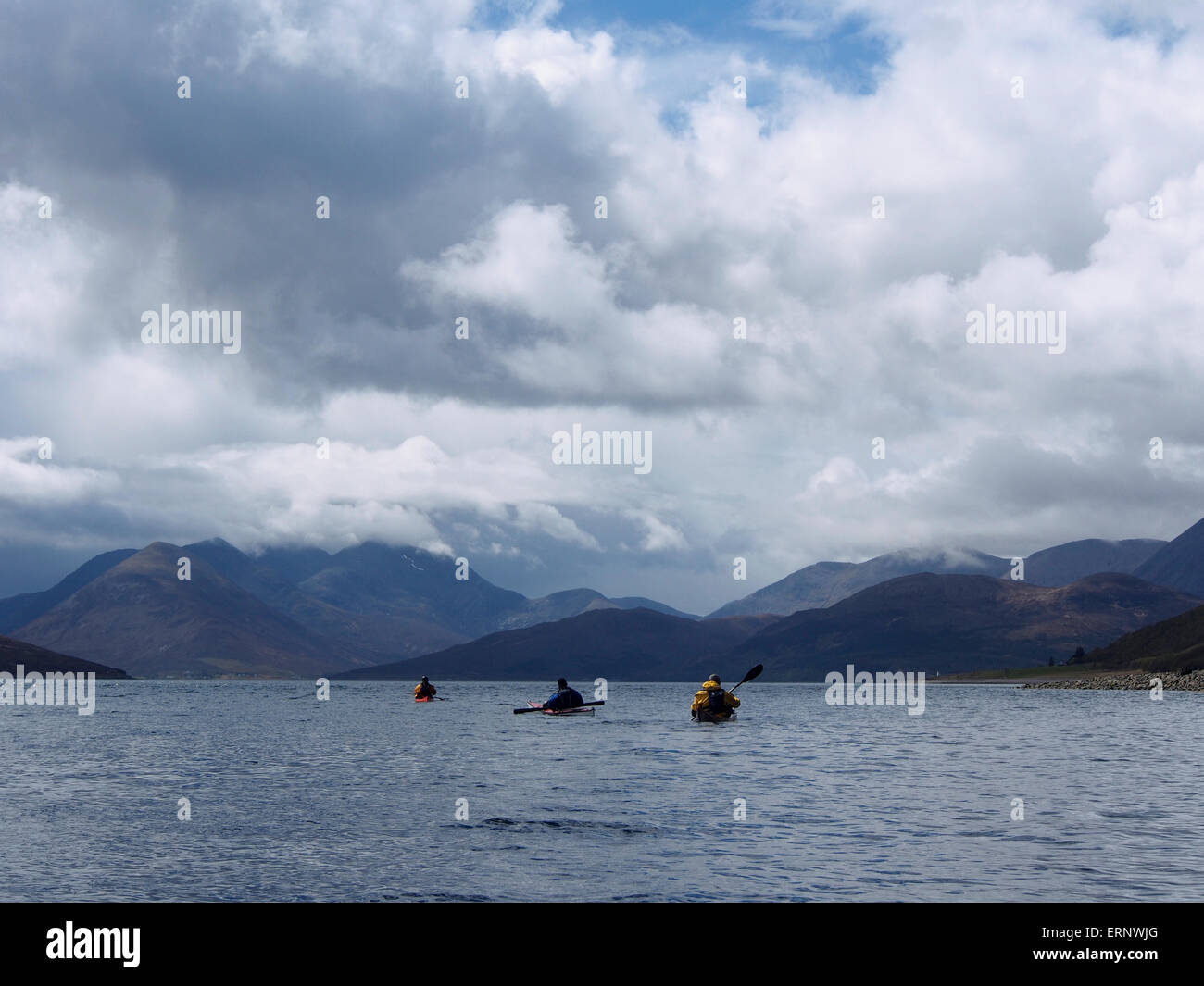 See-Kajak-Down East Coast of Raasay mit Skye Cuillin hinter Stockfoto