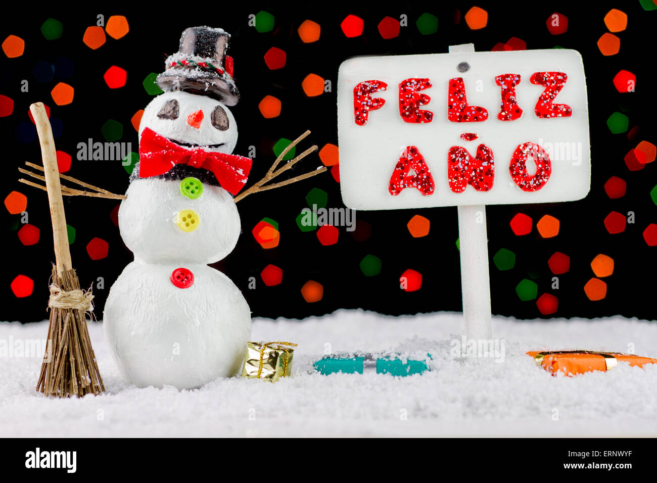 Schneemann mit einem Happy New Year-Wegweiser auf Spanisch geschrieben Stockfoto