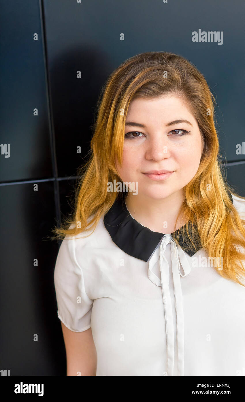 Freundliche Mädchen Anfang der 20er Jahre vor Ort posiert für die Kamera Stockfoto