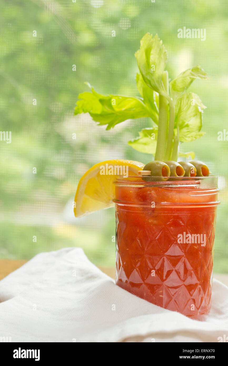 Bloody Mary Wodkacocktail gemacht zu Hause sitzt an der Theke durch