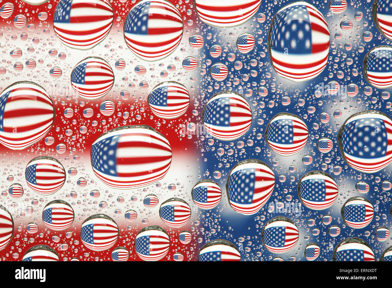 Amerikanische Flagge spiegelt sich im Wasser Tropfen Hintergrund Stockfoto