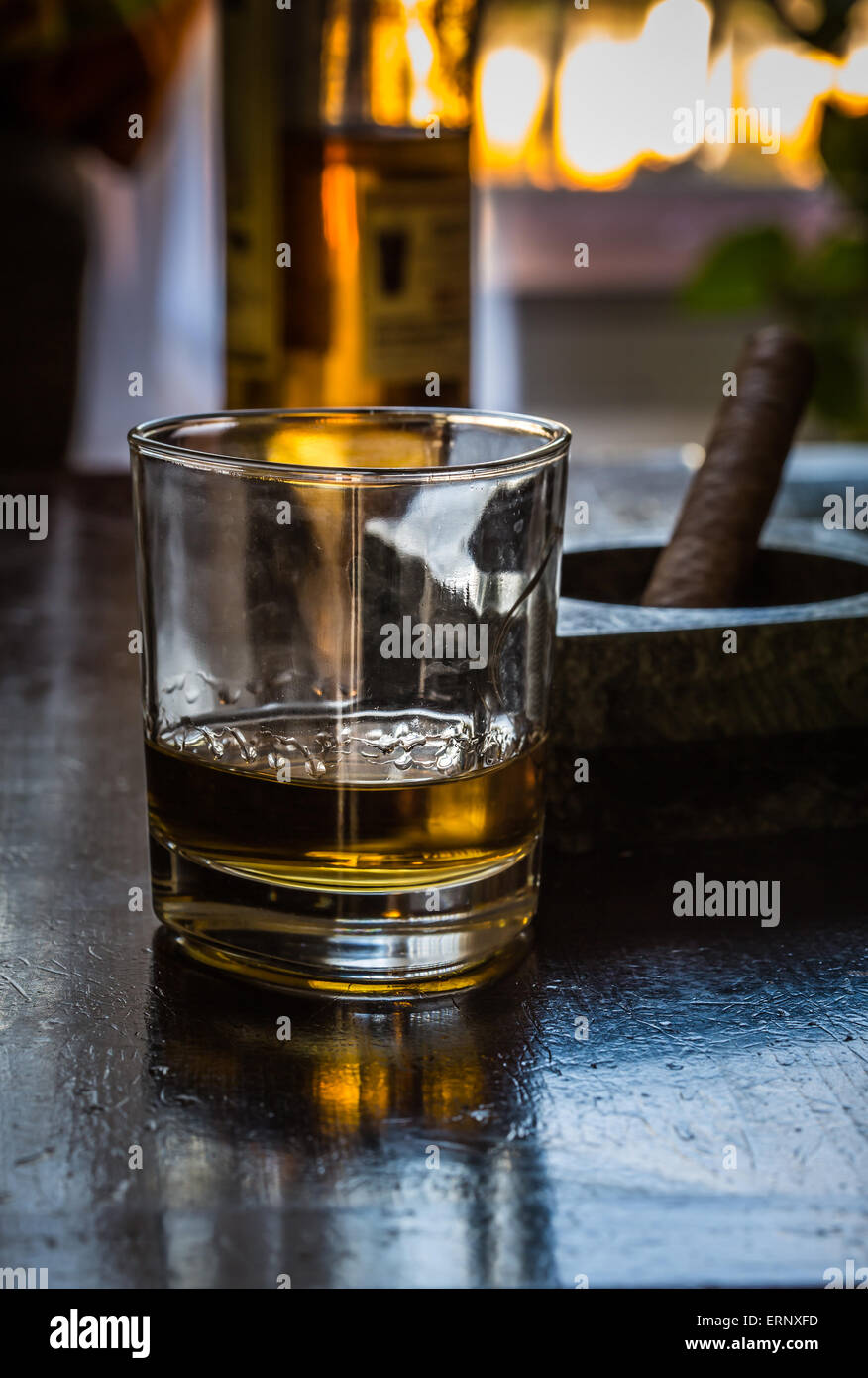 Glas Whisky und Zigarre auf dunklem Hintergrund Stockfoto