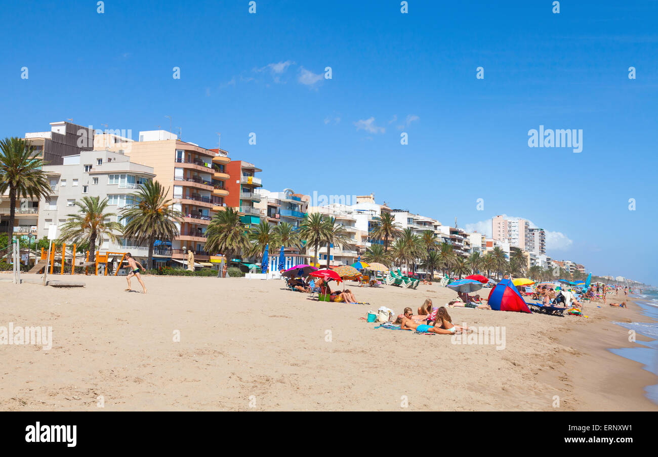 Calafell, Spanien - 13. August 2014: die Menschen entspannen am sandigen Strand von Calafell Ferienort am sonnigen Sommertag. Region Tarragona Stockfoto