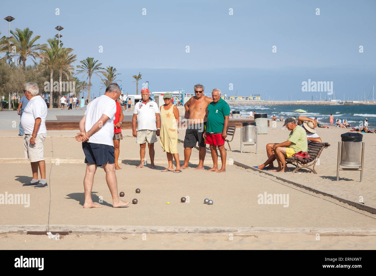 Calafell, Spanien - 20. August 2014: Senioren Spanier spielen Boccia an einem Sandstrand in Calafell, Ferienort in Katalonien Stockfoto