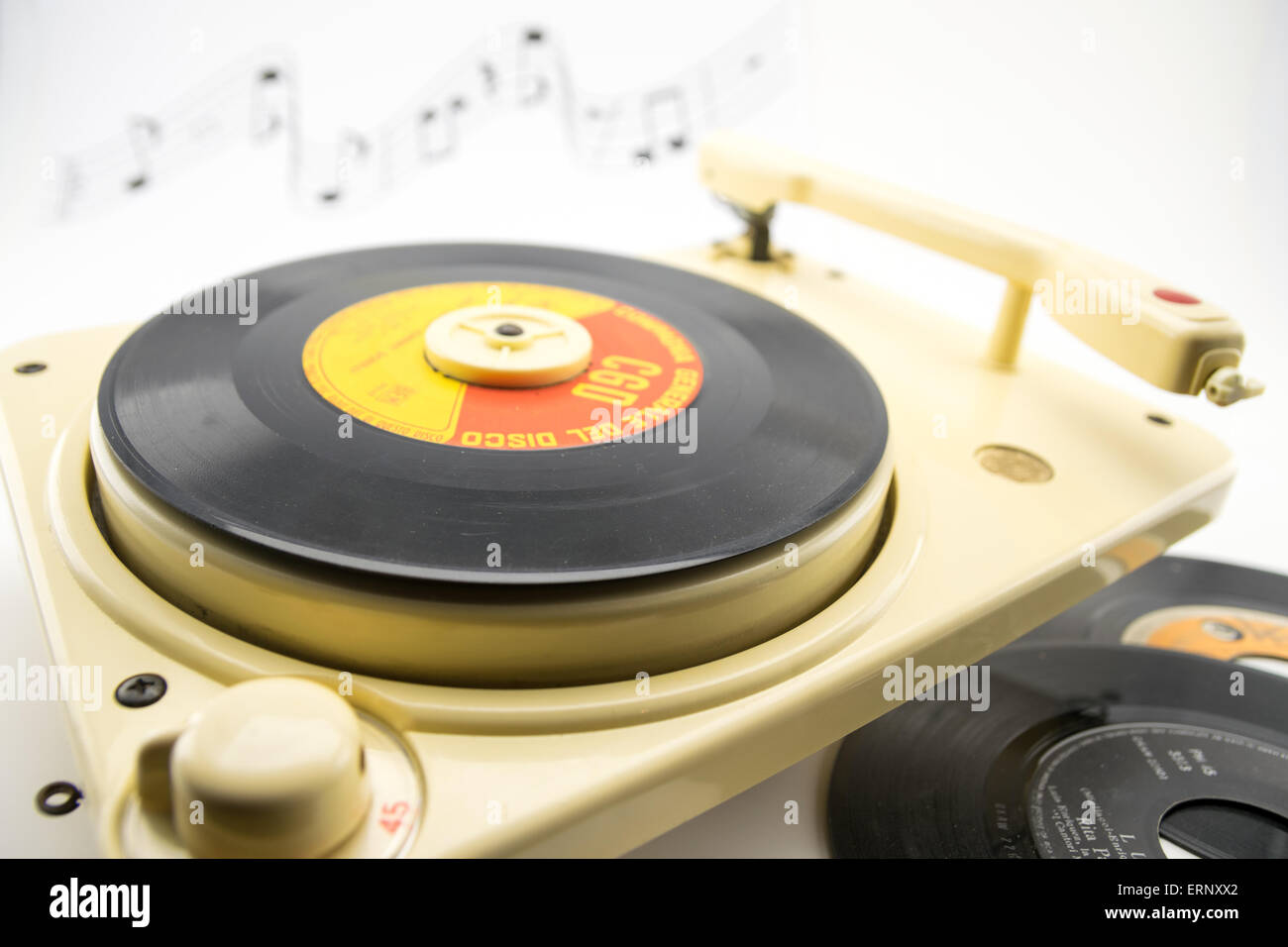 Komposition mit Vintage Plattenspieler und alten Schallplatten Stockfoto