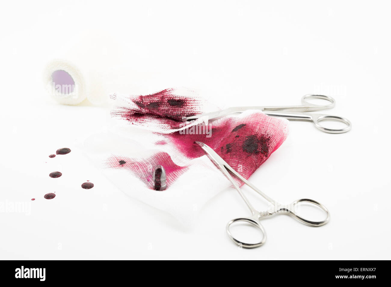 Chirurgische Komposition mit Kugel, Blut und bandage Stockfoto