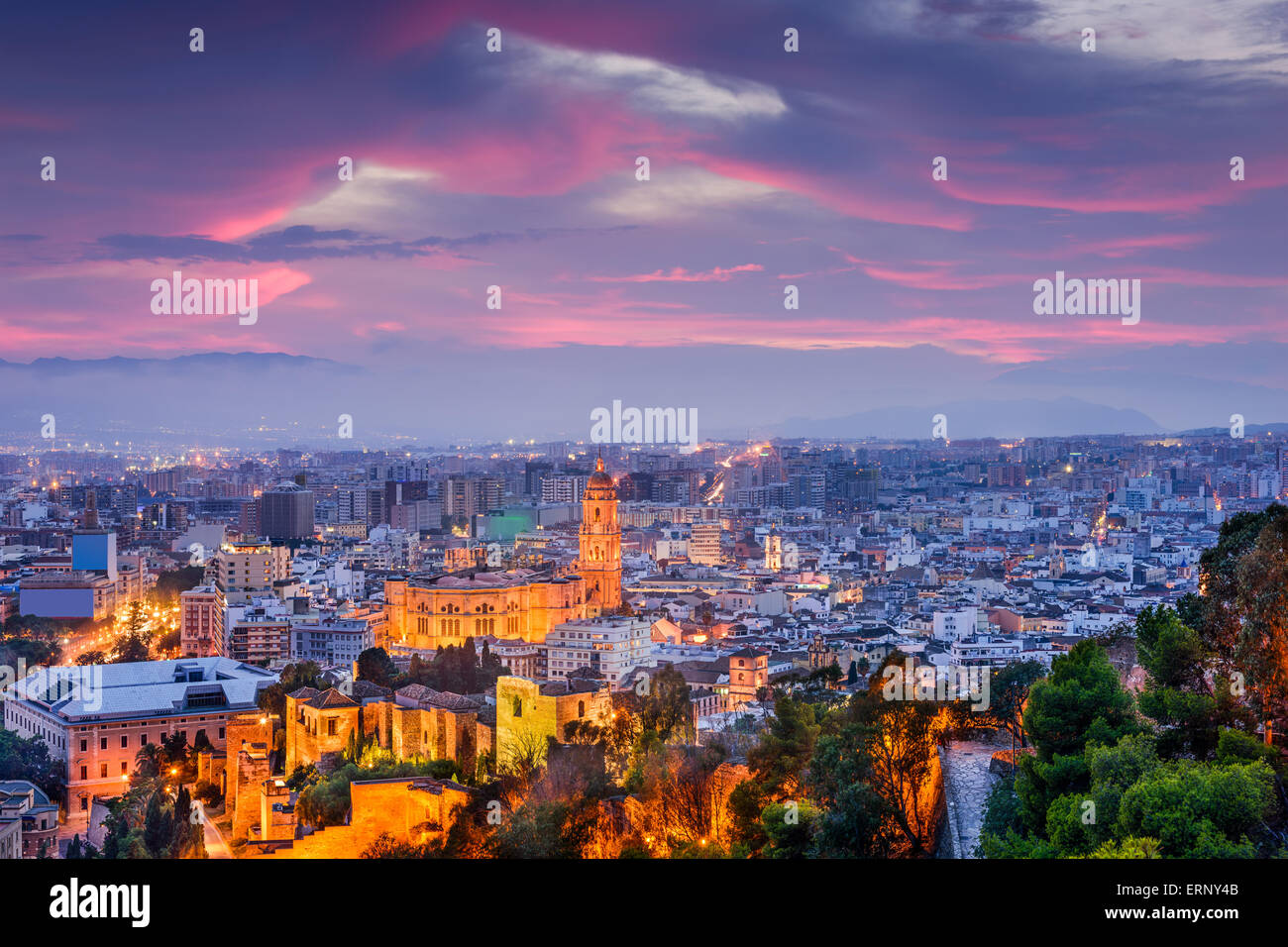 Malaga, Spanien Stadtbild an der Kathedrale, Rathaus und Alcazaba Zitadelle von Malaga. Stockfoto