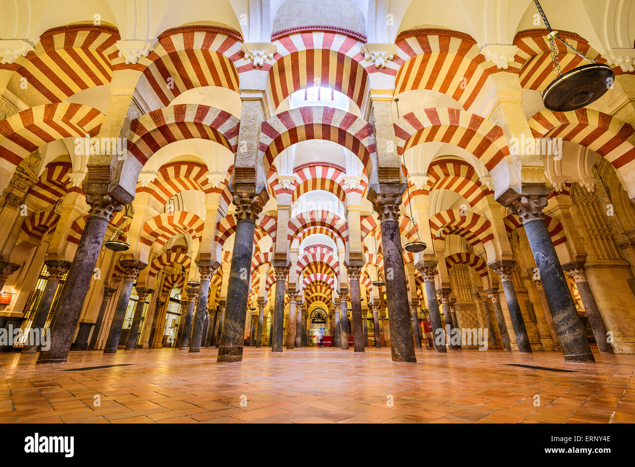 Säulenhalle in der Moschee-Kathedrale von Córdoba. Stockfoto