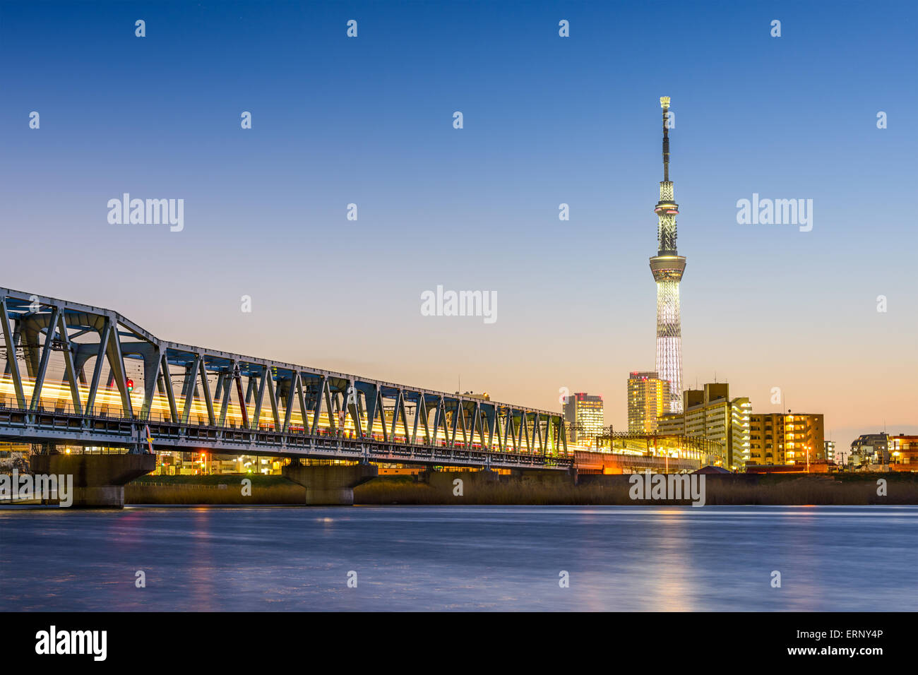Tokyo, Japan-Skyline vom Fluss Arakawa. Stockfoto