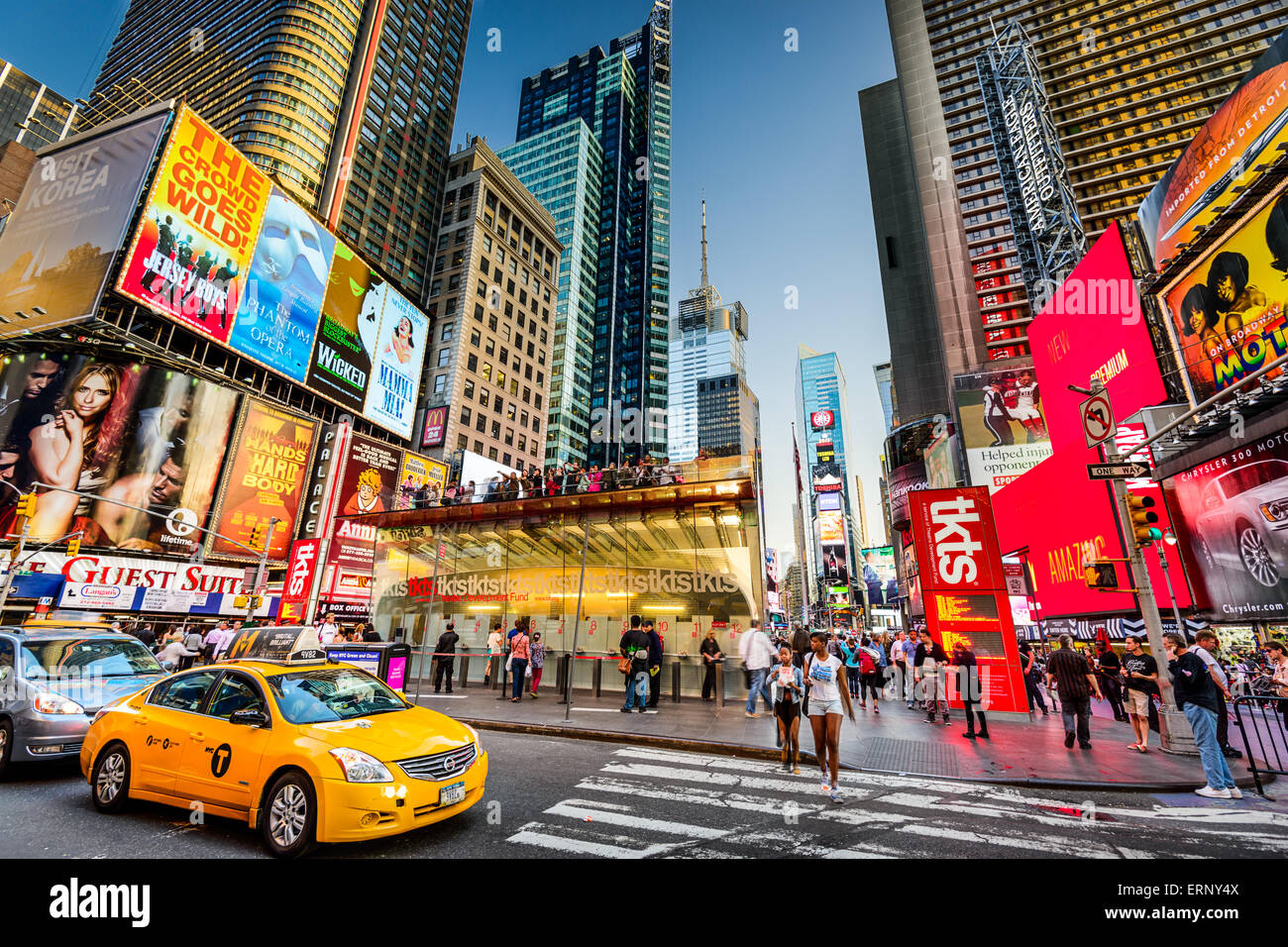 Times Square Gedränge und Verkehr in der Abenddämmerung in New York City. Stockfoto