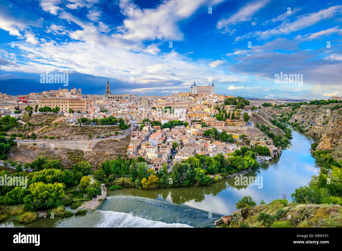 Toledo, Spanien alt Stadt Skyline am Fluss Tejo. Stockfoto