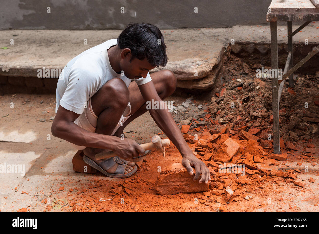 eine indische Arbeiter zerkleinern Felsen, Indien Stockfoto
