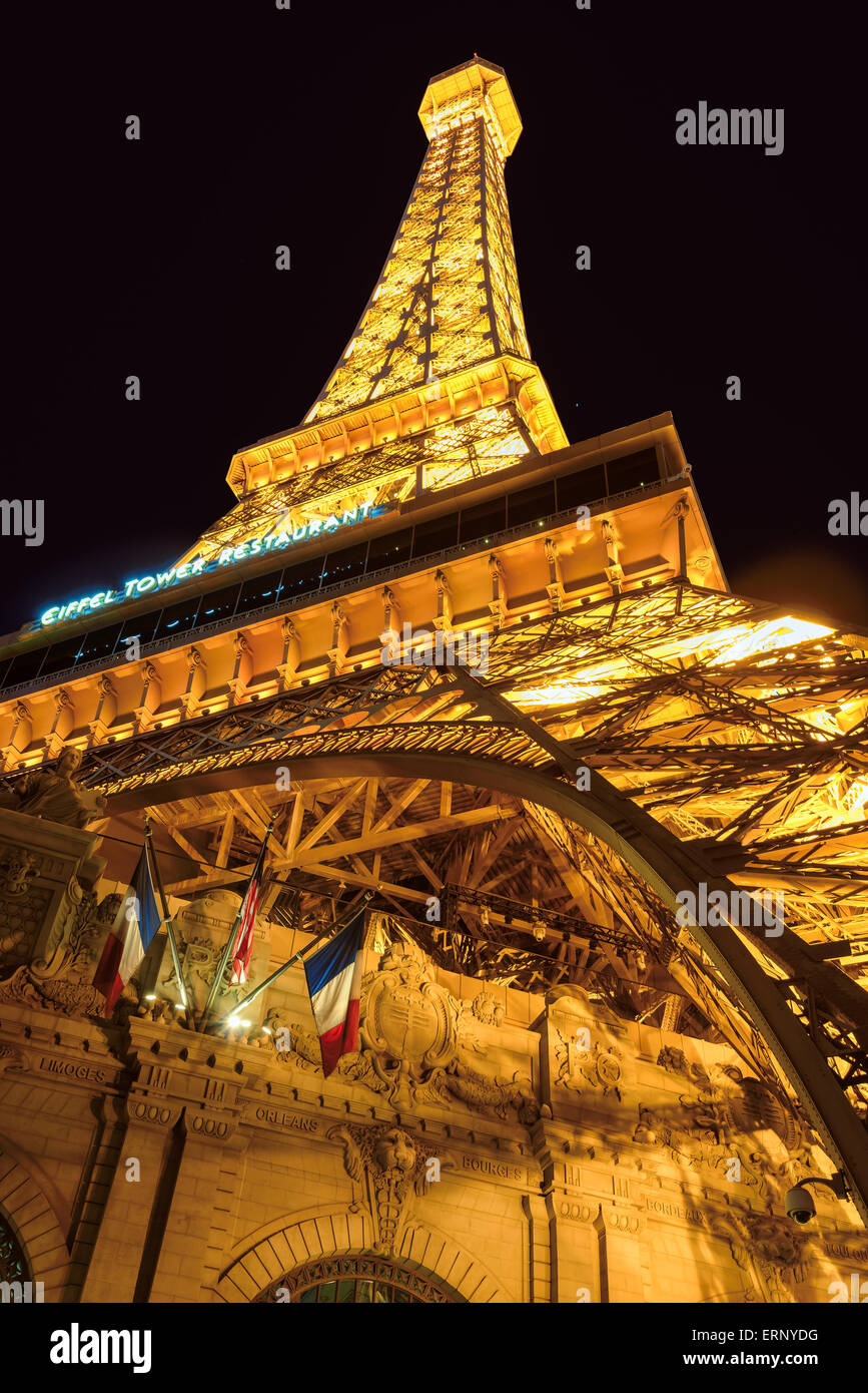 Replik auf den Eiffelturm in Las Vegas bei Nacht Stockfoto
