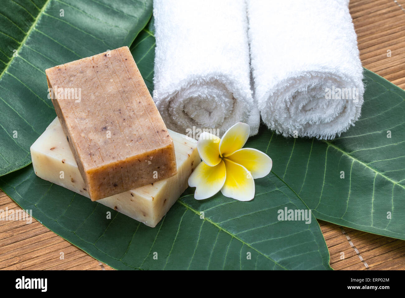 Seife, Handtuch, Blume, auf grünen Blättern für Wellness-material Stockfoto
