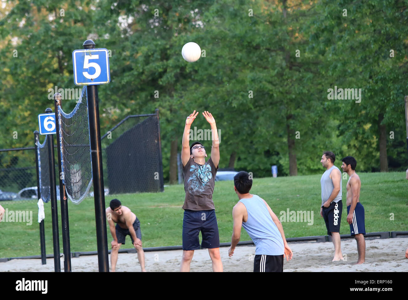 Gruppe von Jugendlichen spielen Beach-Volleyball-Spiel im park Stockfoto