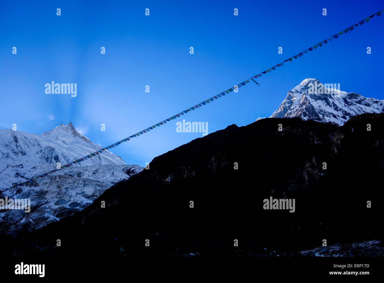 Manaslu und Gebet Fahnen bei Sonnenuntergang.  8156 Metern (26.759) Manaslu ist der achte höchsten Gipfel auf dem Planeten. Stockfoto